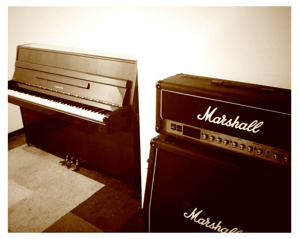 Piano Yamaha y amplificador Marshall